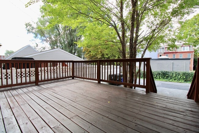 Building Photo - Spacious 3 Bedroom on 3rd St