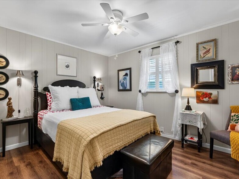 Queen Size Bed with large closet - 1868 Tickton Hall Rd