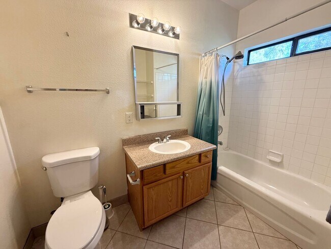 Building Photo - 1/BD 1/BA Light-Filled Condo in Gated Comm...