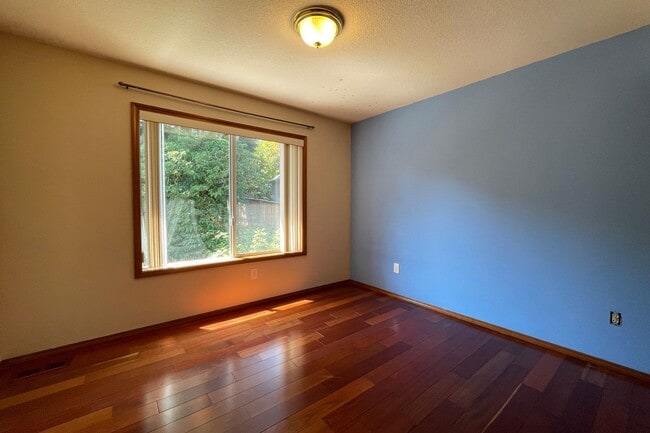 Building Photo - Gorgeous Beaverton home available with att...