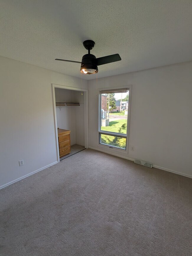 Building Photo - 3 Bedroom Home - Walking distance to Fairview Elementary - Desirable Location!
