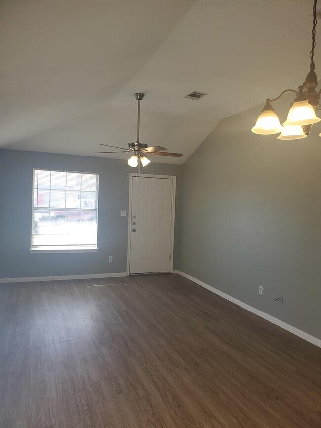 Building Photo - 2221 Creekside Ln