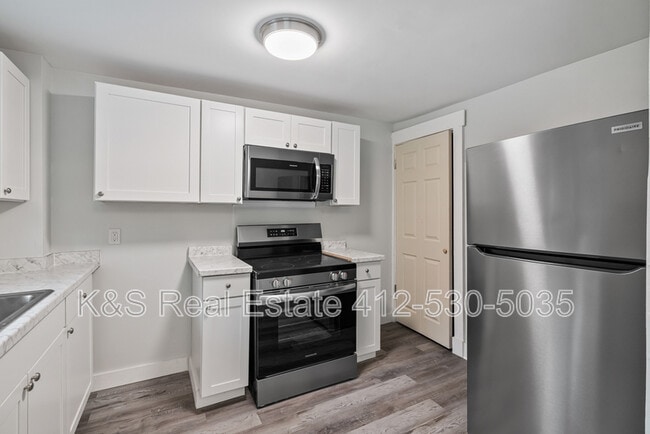 Building Photo - 2242 Manor Ave
