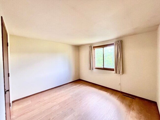 Building Photo - 3 Bed 2 Bath Close to Hughes Staduim