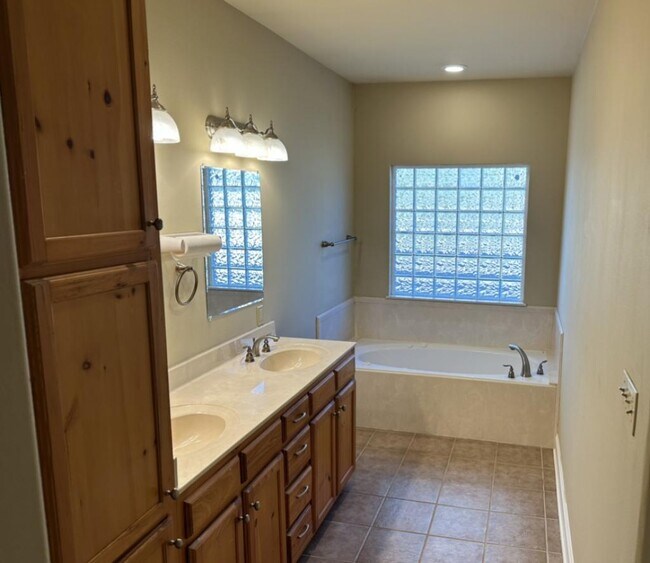 Building Photo - 693 Williams Rd