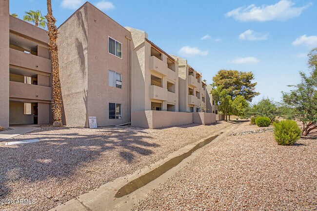 Building Photo - 540 N May