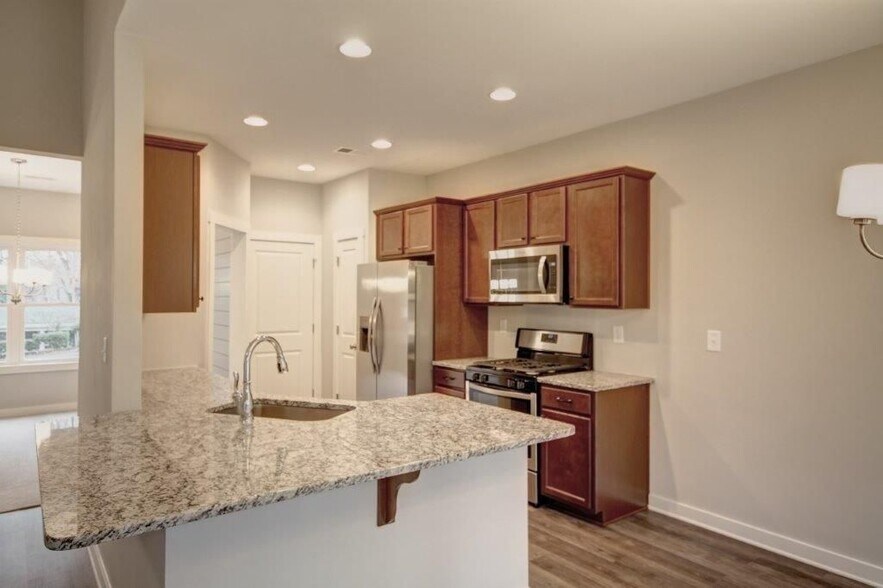 Building Photo - 3709 Centerview Dr