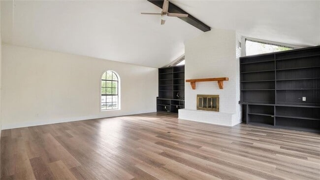 Building Photo - Renovated Waterfront Home