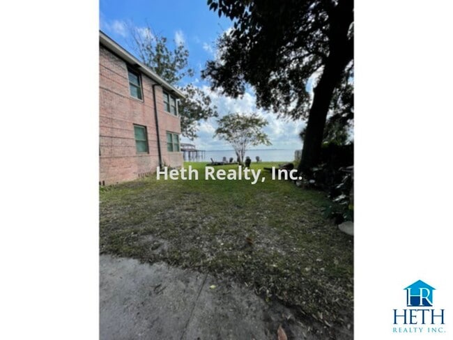 Building Photo - Water View