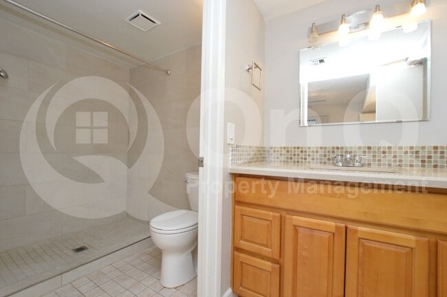 Building Photo - 850 S River Dr
