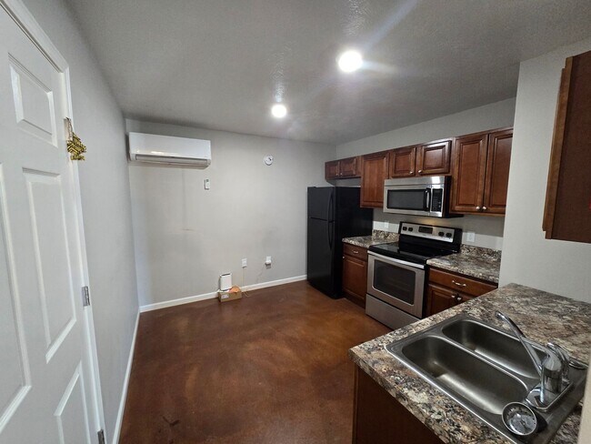 Building Photo - Immaculate Studios in Newport!