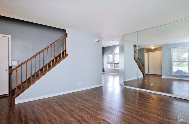 Building Photo - 9 W Dahlia Ln