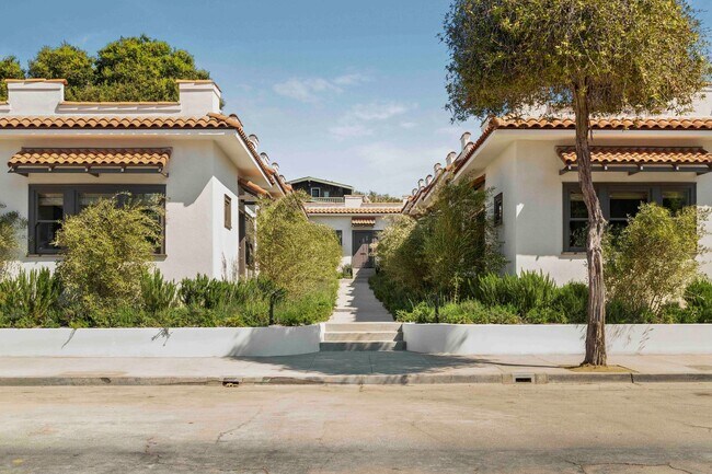 Building Photo - Beautiful 1 bed / 1 bath bungalow-style apartment now available!