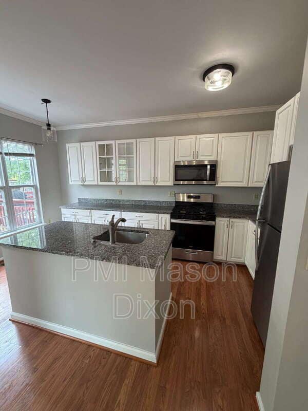 Building Photo - 2404 Sandwich Ct