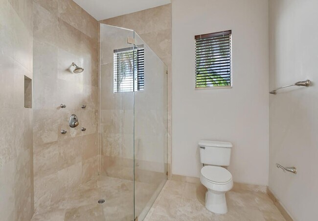 Building Photo - 10513 Versailles Blvd