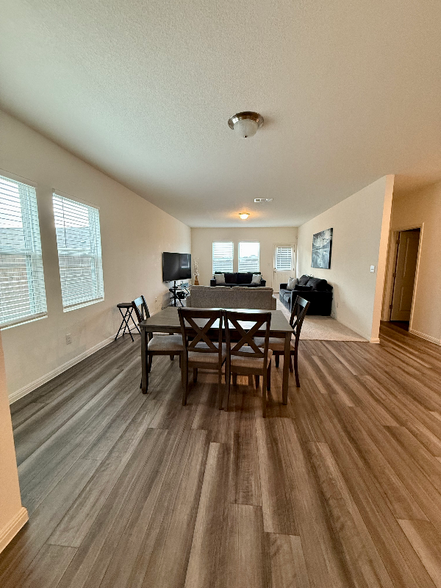 Building Photo - 107 Waterbuck Lp