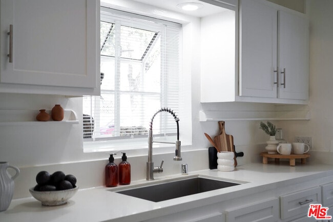 Building Photo - 560 Croft Ave