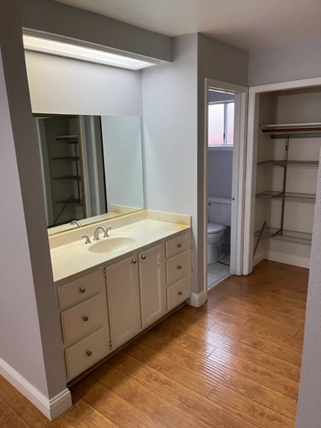 Building Photo - Nice home close to shopping and gas stations