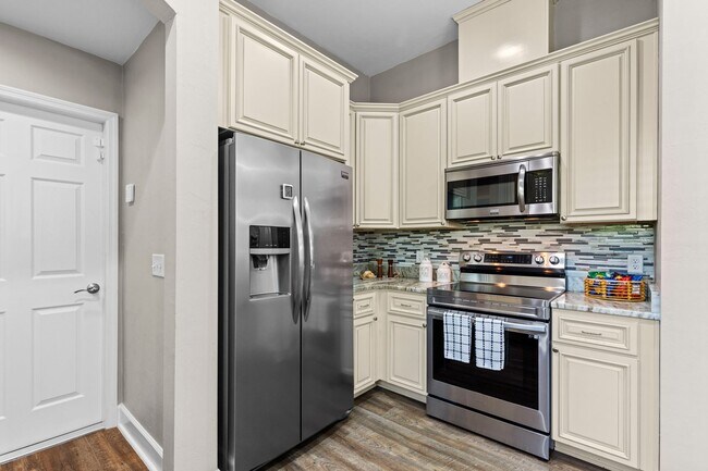 Building Photo - RARE TO FIND !!! TWO ENSUITE MASTER BEDROO...