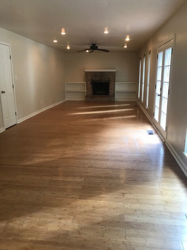 Building Photo - Wonderful 4 Bed, 2.5 bath, Two Car Garage ...