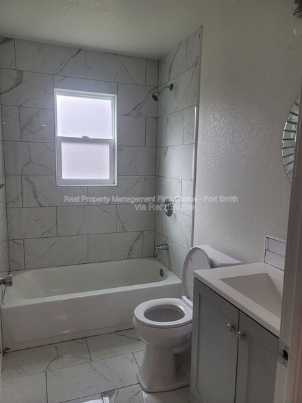 Building Photo - 407 Hemlock St