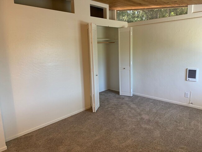 Building Photo - 2542 Crescent Ave