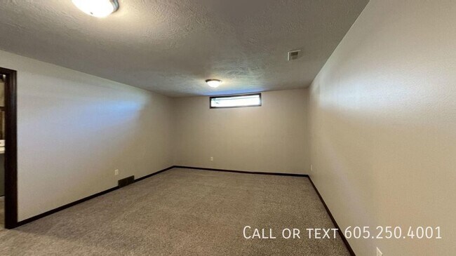 Building Photo - Spacious 4 Bedroom 3 Bathroom home with Va...