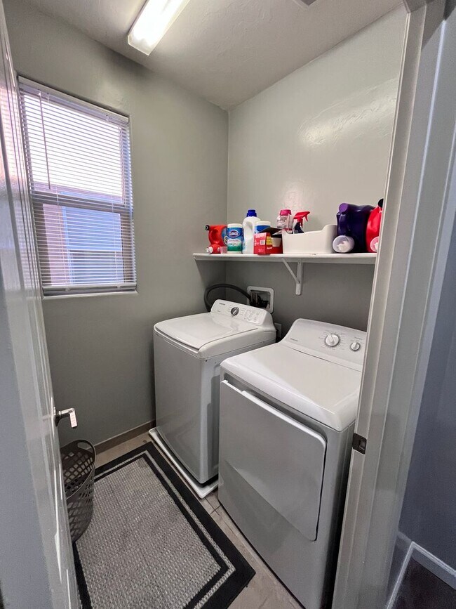 Building Photo - Central- FURNISHED 4 bedroom/ 3 bathroom h...