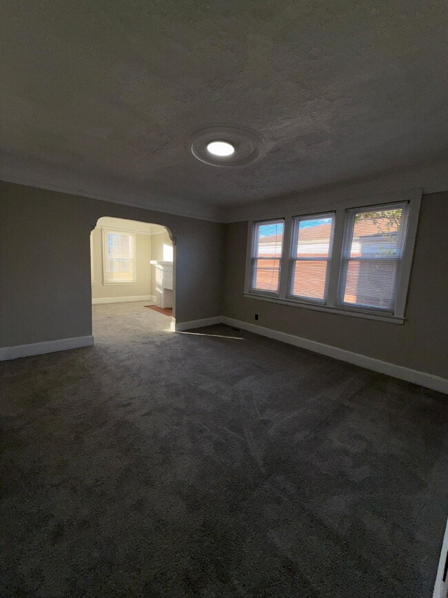 Building Photo - Bright & Cozy 3-Bed Duplex for Rent in Detroit