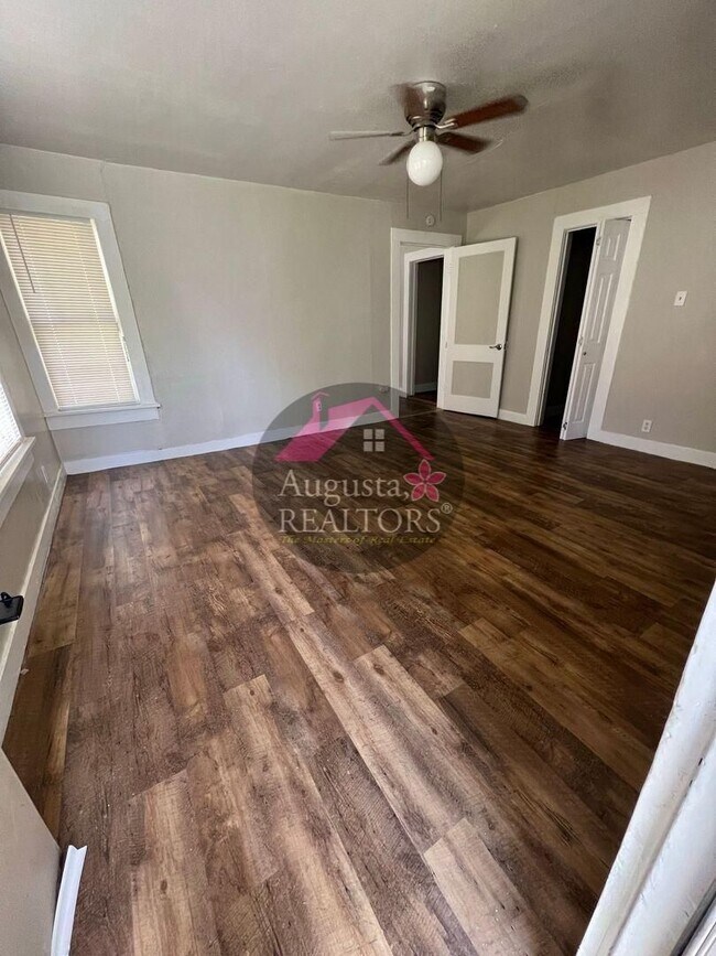 Building Photo - Adorable One Bedroom Duplex!