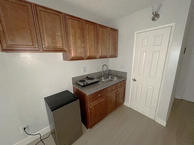 Building Photo - 535 S Catalina St