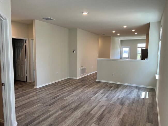 Building Photo - 561 Papaya Dr