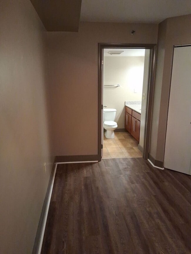 Building Photo - Lake Plaza Condominiums 3BD/2BA for NOW! $...