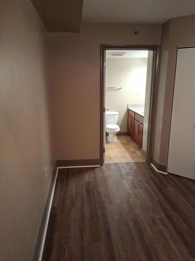 Building Photo - Short-term lease ONLY (NOW through July 15...