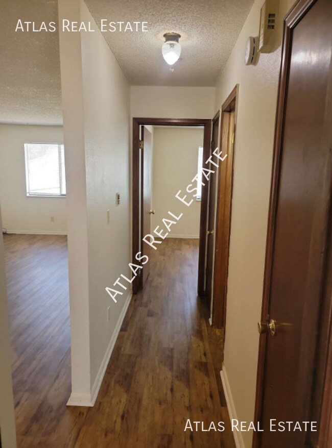 Building Photo - AVAILABLE in OCTOBER!! Cozy 2 Bed / 1 Bath...