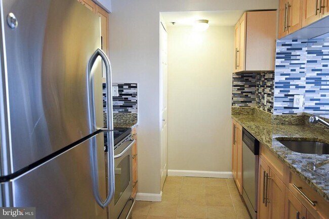 Primary Photo - 10101 Grosvenor Pl