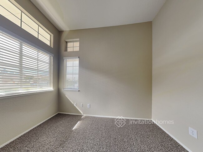 Building Photo - 1015 Linda Vista Way