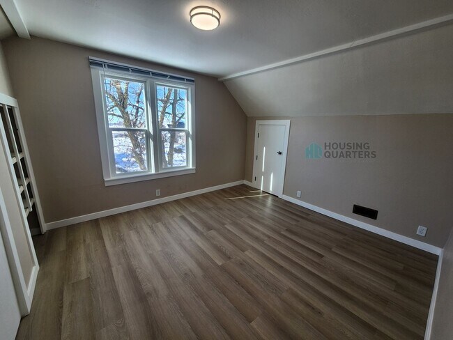 Building Photo - This 3-bed, 1-bath home features original woodwork, a covered front porch, a fenced yard, and an ...