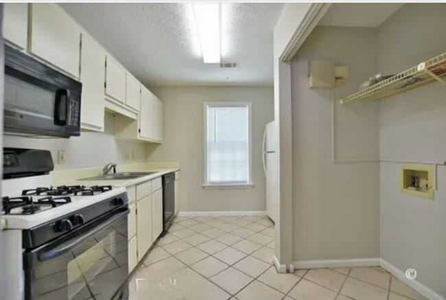 Building Photo - 3 Bedroom 2 Bath- back yard covered patio