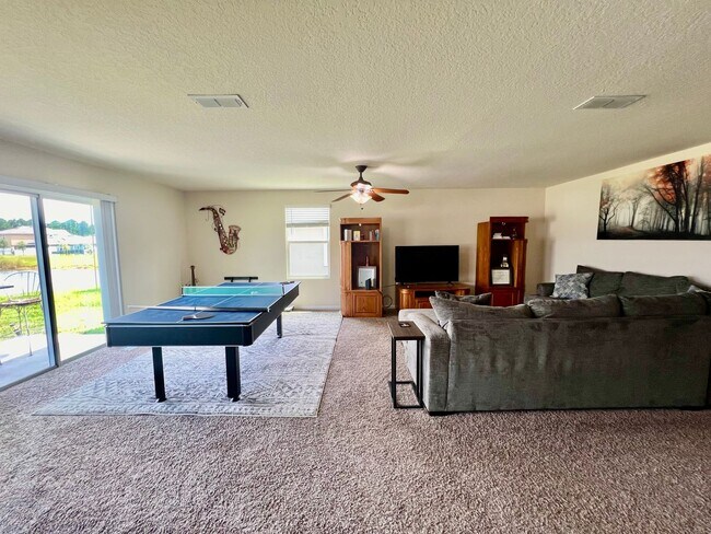 Building Photo - Available 11/1/24 Three bedroom two bath h...