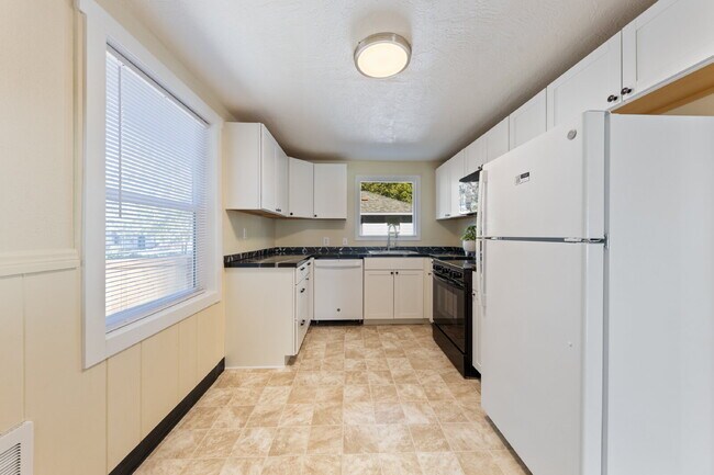 Building Photo - Updated 3 bedroom duplex