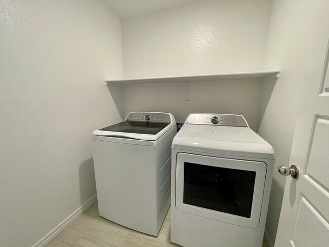 Building Photo - Gated 3 Bed, 2.5 Bath, 2 Car Garage Townho...