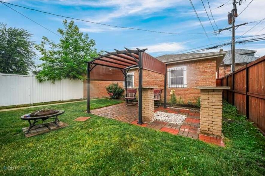 Building Photo - 6304 W Diversey Ave