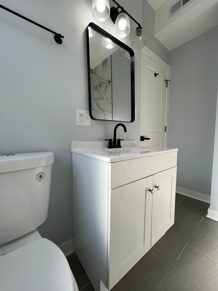 Building Photo - 5033 W Wabansia Ave