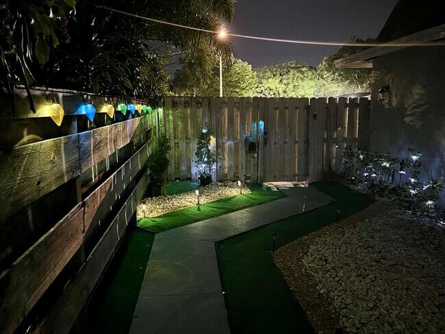 Building Photo - 1121-1123 N Andrews Ave