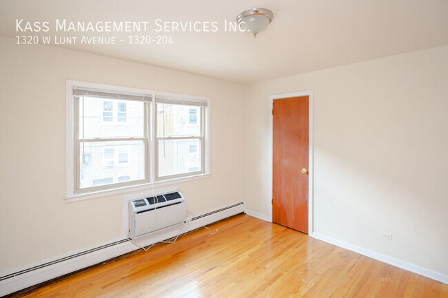 Building Photo - 1320 W Lunt Ave