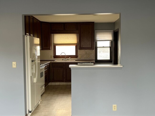 Building Photo - Beautiful walk-out ranch!