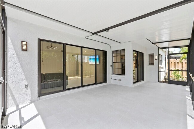 Building Photo - 879 Meadowland Dr