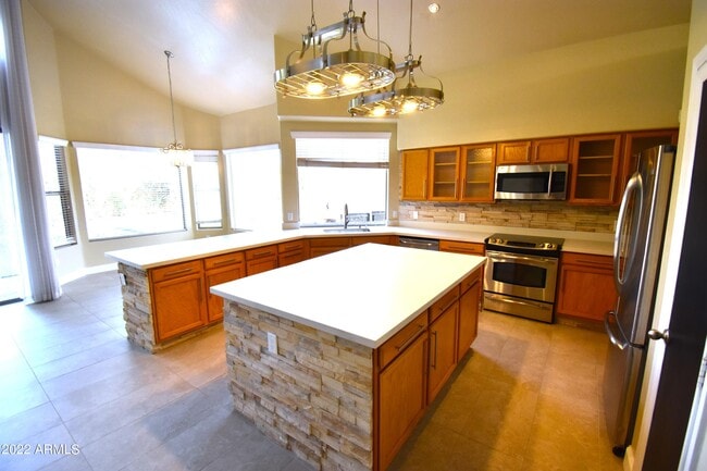 Building Photo - 768 E Irma Ln