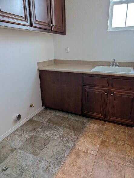 Laundary room - 9380 Dauchy Ave